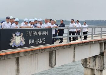 FADILLAH Yusof (tengah) mengadakan lawatan ke LRA Kahang di Kluang.