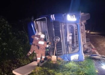 ANGGOTA bomba mengeluarkan mangsa tersepit dalam kemalangan di Kilometer 30, Jalan Yong Peng-Kluang.