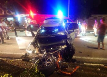 KEADAAN kereta mangsa yang mengalami kerosakan teruk selepas jatuh dari Jambatan Syed Abdul Aziz, Melaka.