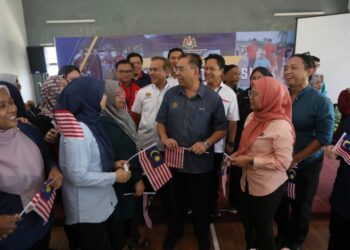 ZULKIFLI Hashim (tengah) beramah mesra dengan sebahagian peserta Program Jalinan Integrasi Nasional (Penjawat Awam) di Kuala Terengganu, hari ini. - UTUSAN/TENGKU DANISH BAHRI TENGKU YUSOFF