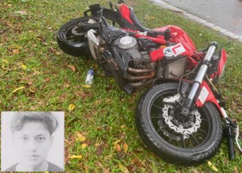 MANGSA (gambar kecil) maut selepas motosikal ditunggangnya dihempap pokok tumbang di Jalan Perindustrian Kelemak, Alor Gajah, Melaka.