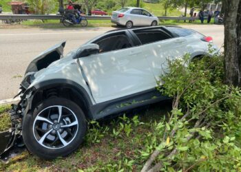 KEADAAN kereta yang remuk selepas terbabas dan melanggar pokok  di Lebuh AMJ berhampiran Sungai Petai, Alor Gajah, Melaka.