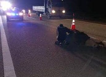 SEORANG  penunggang motosikal maut, manakala tunangnya cedera dalam kemalangan di Kilometer 162.7, Lebuhraya Utara-Selatan arah Utara berhampiran Tangkak.