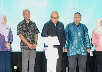 AMINUDDIN Hassim melakukan gimik penutupan Malaysia Techlympics 2024 Peringkat Zon Selatan di Dewan Sultan Ibrahim UTHM, Batu Pahat.