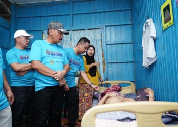 RUSLIN  Jusoh (dua, kiri) melawat seorang penduduk yang mengalami penyakit kronik
pada Program Satu Pemimpin Satu Kampung Santuni Madani di Kampung La, Hulu Besut, Besut, semalam. - UTUSAN/WAN ZURATIKAH IFFAH WAN ZULKIFLI