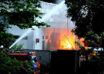 ANGGOTA bomba berusaha memadam api yang marak memusnahkan sebuah kilang membuat makanan ringan di Kawasan Perindustrian MEIL, Bandar Seri Alam, Johor Bahru.