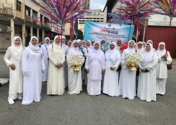 DR. Hafidzah Mustakim (tengah) bersama komuniti madani pada sambutan Maulidur Rasul dl Taman Hijau, Kota Bharu hari, Kelantan-UTUSAN / ROSLIZA MOHAMED.