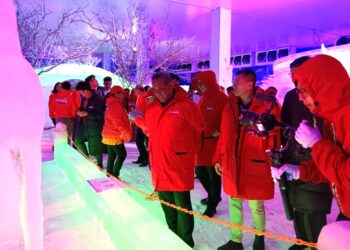 AMINUDDIN Harun (tengah) ketika hadir merasmikan taman tema tertutup bersalji, SnowLim Wonderland di Seremban hari ini.-UTUSAN /NUR SHARIEZA ISMAIL.