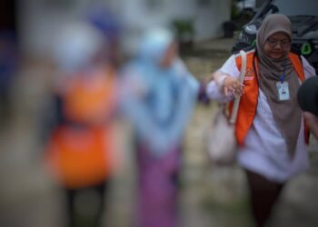 SEBAHAGIAN individu yang ditahan ditahan menerusi Op Global selepas kediaman mereka di Kampung Panji, di sini hari ini.