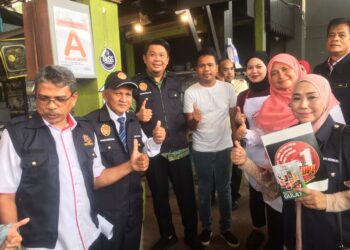 LUKANISMAN Awang Sauni (tengah) beramah mesra dengan peniaga semasa Program Walkabout Premis Bersih, Bebas Asap (BeBAs) Peringkat Negeri Kelantan 2024 di Medan Selera Laman Siti Khadijah, Kota Bharu, Kelantan hari ini. UTUSAN/ROSMIZAN RESDI.