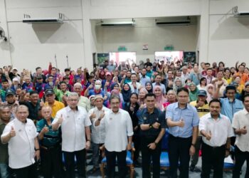 JOHARI Abdul Ghani (tengah) bersama-sama sebahagian daripada 600 pekebun kecil yang menghadiri program Turun Padang Budi Agri-Komoditi di Dewan Muafakat, Kampung Datuk Abdul Rahman Yassin, Kluang.