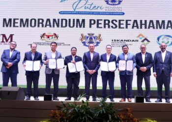 MOHD. JAFNI Md. Shukor (tengah) bergambar bersama-sama peserta program Sinergi antara Kerajaan, Universiti, Komuniti dan Industri (GUCI) di Hotel Sunway Big Box, Iskandar Puteri.