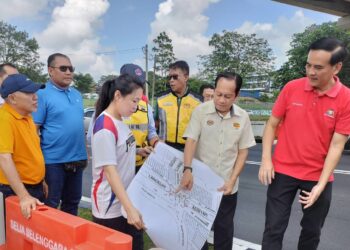 AHMAD Maslan (dua dari kanan) menunjukkan rangka kerja pembesaran jalan Jalan Batu Pahat-Mersing di Kluang.