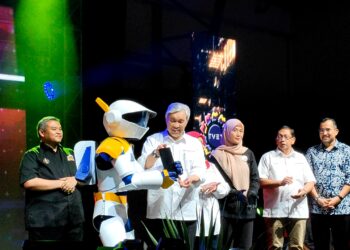 AHMAD ZAHID Hamidi menyerahkan peranti tablet kepada maskot robot UniKL pada Majlis Perasmian Ekspo Institusi Pendidikan TVET @ KKDW 2024 di Ayer Keroh, Melaka. - UTUSAN/HADI AB. MANAP