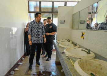 ASYRAF WAJDI Dusuki melihat keadaan tandas MRSM Terendak, Sungai Udang, Melaka yang kotor dan uzur.