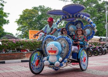 SEORANG pengayuh beca membawa pelancong melalui pekarangan Muzium Rakyat, Banda Hilir, Melaka. - UTUSAN/SYAFEEQ AHMAD