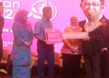 JALALUDDIN Alias (tiga dari kiri) menyampaikan replika cek kemudahan pembiayaan perniagaan dan penyewaan premis kepada salah seorang penerima pada Program Pemerkasaan Wanita 2024 Peringkat Parlimen Negeri Sembilan di Seremban hari ini.-UTUSAN/NUR SHARIEZA ISMAIL