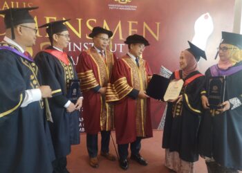 AZMAN Adnan (tiga dari kanan) beramah mesra dengan salah seorang graduan cemerlang selepas Majlis Komensmen Ke-23 Institut Aminuddn Baki di Dewan Tuanku Canselor, USIM, Nilai, Seremban hari ini.-UTUSAN/NUR SHARIEZA ISMAIL.