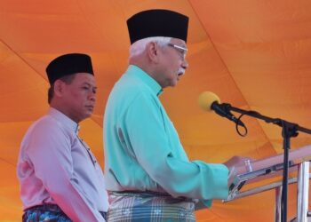 TUANKU Muhriz Ibni Almarhum Tuanku Munawir ketika bertitah pada Majlis Sambutan Maulidur Rasul Peringkat Negeri Sembilan 1446 Hijrah yang diadakan di Padang Majlis Bandaraya Seremban di sini pagi tadi.-UTUSAN/MOHD. SHAHJEHAN MAAMIN.
