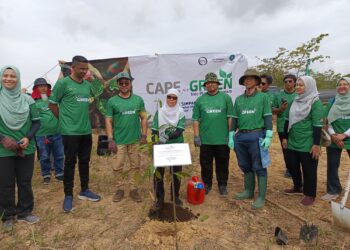 TENGKU Zamrah Tengku Sulaiman (tengah) menyempurnakan simbolik penanaman pokok sempena Program Kelestarian Penanaman 600 Anak Pokok Meranti dan Merawan yang merupakan program Kerjasama Hospital Pakar KPJ Seremban dan Jabatan Perhutanan Negeri Sembilan di Hutan Simpan Serting, Jempol hari ini.-UTUSAN/NOR AINNA HAMZAH.