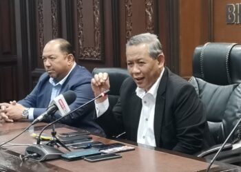 AMINUDDIN Harun pada sidang akhbar selepas mempengerusikan Mesyuarat Mingguan Exco di Wisma Negeri, Seremban hari ini.-UTUSAN/NUR SHARIEZA ISMAIL.