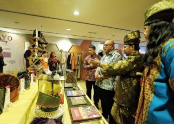 MOHD. Faizal Ramli (tiga dari kanan) melihat pameran sempena penganjuran Bengkel Busana Tradisional Negeri Sembilan 2024 di Seremban hari ini.-UTUSAN/MOHD. SHAHJEHAN MAAMIN.