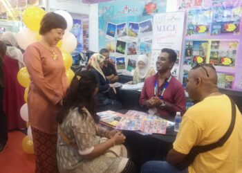 NICOLE Tan Lee Koon (kiri) mengunjungi ruang pameran pada Majlis Perasmian MATTA Fair 2024 Negeri Sembilan di Seremban hari ini.-UTUSAN /NUR SHARIEZA ISMAIL