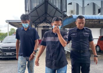 NOR Ismail Amran Ghazilah (tengah) diiringi anggota polis selepas mengaku salah terhadap tuduhan menghasut di Mahkamah Majistret Sungai Petani.