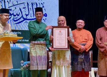 TENGKU Sarafudin Badlishah Sultan Sallehuddin menyampaikan Anugerah Khas Maulidur Rasul kepada Allahyarham Mohd. Azraai Khor Abdullah yang diterima balunya, Rohani Ibrahim pada Majlis Sambutan Peringkat Negeri Kedah di Dewan Seri Negeri, Wisma Darul Aman di Alor Setar.