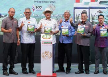 MAHFUZ Omar (tengah)  merasmikan produk baja Peladang 25 yang merupakan baja cecair pelepasan terkawal yang terbaharu di pasaran.