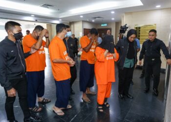 EMPAT individu yang direman bagi membantu siasatan kes rasuah ketika dibawa ke Mahkamah Majistret Ipoh hari ini untuk permohonan reman.- UTUSAN/MUHAMAD NAZREEN SYAH MUSTHAFA