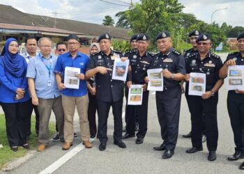 AZIZI Mat Aris (tengah) dalam sidang akhbar kes curi kabel komunikasi Telekom Malaysia (TM) di Jalan Keliling, Taman Canning di Ipoh hari ini. - UTUSAN