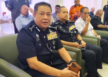 AZIZI Mat Aris pada sidang akhbar Program Libat Urus: Scammer Alert dan Jenayah Semasa di Teluk Intan di sini hari ini. - UTUSAN