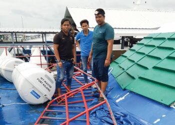 BESI penghadang feri My Master yang patah akibat dibadai ombak ketika perjalanan dari Kuala Kedah, semalam. – IHSAN FERRY LINE