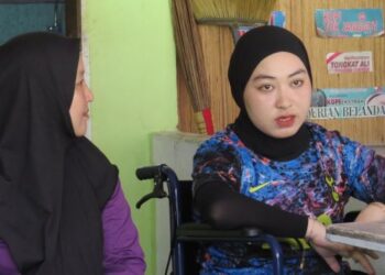SITI Norelyana Kamarulzaman (kanan) akan menjalani sesi kaunseling minggu depan di Hospital Gua Musang, Kelantan. – UTUSAN/AIMUNI TUAN LAH
