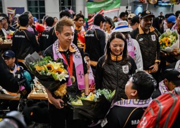 Cheah Liek Hou (tengah) di sambut meriah ketika tiba di Lapangan Terbang Antarabangsa Kuala Lumpur (KLIA) kelmarin.-IHSAN MSN