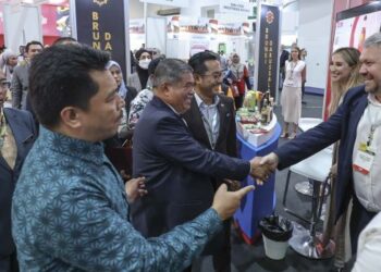 MOHAMAD Sabu beramah mesra bersama deligasi dari negara Rusia yang turut menyertai Pameran Pertanian, Hortikultur dan Agropelancongan Malaysia (MAHA) 2024 di Taman Ekspo Pertanian Malaysia (MAEPS) Serdang, hari ini. - UTUSAN/AMIR KHALID