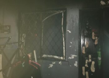 KEADAAN kebakaran rumah yang menyebabkan seorang lelaki maut di Sitiawan hari ini. - UTUSAN/IHSAN JBPM