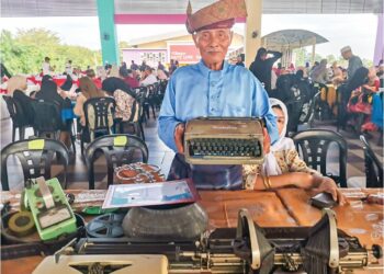 SURGI  Gharib menunjukkan mesin taip dikatakan berusia lebih 100 tahun ketika menyertai satu program di Bagan Datuk, 
baru-baru ini. – UTUSAN/AIN SAFRE BIDIN