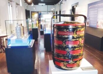 BAKUL siya yang menjadi kegunaan komuniti Baba dan Nyonya dipamerkan pada Pameran Nostalgia Mangkuk Tingkat: Antara Rupa Seni dan Cerita Di Sebaliknya di Muzium Sejarah dan Etnografi Melaka, Banda Hilir, Melaka. – UTUSAN/AMRAN MULUP