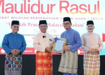 MOHD. Na’im Mokhtar menyampaikan Anugerah Khas Organisasi Nor Haimee Zakaria sempena Sambutan Maulidur Rasul Peringkat Wilayah Persekutuan tahun 2024 semalam.