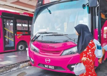 Program Transformasi Perkhidmatan Bas Berhenti-henti atau (SBST) di negara ini tampil dengan imej baharu sebagai langkah menarik penggunaan perkhidmatan itu dalam kalangan orang ramai. – UTUSAN/MOHD. SHAHJEHAN MAAMIN