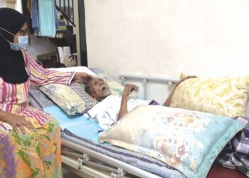 SITI Sharipah Alauyah Syed Sayuthi tabah menjaga suaminya yang terlantar akibat penyakit kronik ketika ditemui di Kampung Tengah Lenggeng, Seremban. – UTUSAN/NUR SHARIEZA ISMAIL