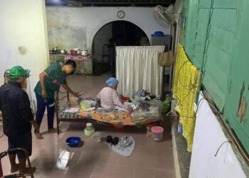 MALIAH Madun berada di atas katil ketika air mula masuk ke dapur rumahnya di Kampung Pamah Rawas, Raub, Pahang.