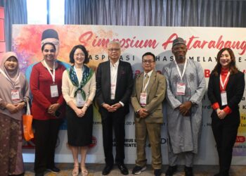 JESSICA Ong (kanan) bersama bekas Perdana Menteri, Datuk Seri Ismail Sabri Yaakob (tengah) dan para pembentang Simposium Antarabangsa Aspirasi Bahasa Melayu ketiga di Kuala Lumpur, semalam.