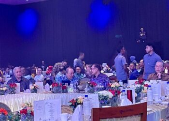 ANWAR Ibrahim bersama Hajiji Noor semasa majlis makan malam di Kota Kinabalu, malam tadi.