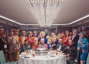 ISMAIL Sabri Yaakob (tengah) bersama para pendeklamasi sajak termasuk dari luar negara dan pelajar Sekolah Seni Kuala Lumpur dalam majlis Malam Puisi Mengukir Bangsa di Kuala Lumpur, baru-baru ini.