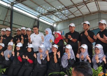 SAIFUDDIN Nasution Ismail (belakang, enam dari kiri) bersama  pasukan Inspirasi Malaysia (I'M) di Sekolah Menengah Kebangsaan Tengku Aris Bendahara, Kluang hari ini.