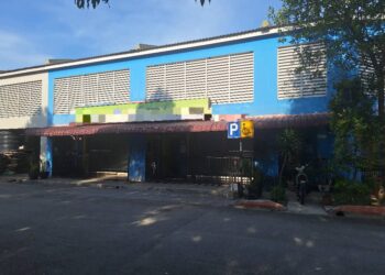 ANTARA premis yang dipercayai diserbu polis dalam Ops Global dekat Bandar Bukit Raja di Klang, Selangor, hari ini. - UTUSAN / ISKANDAR SHAH MOHAMED