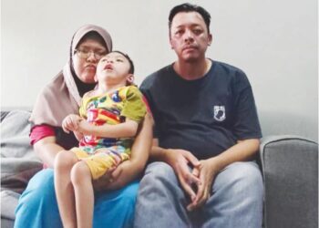 NORAZIFA Othman bersama anaknya, Muhammad Farhan Imran dan suami, Mohd. Fauzi Haron di rumah mereka di PPR Taman Perling, Johor Bahru.